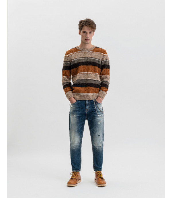 Mike carrot cropped jeans with whiskers, decolouration and 3D finish