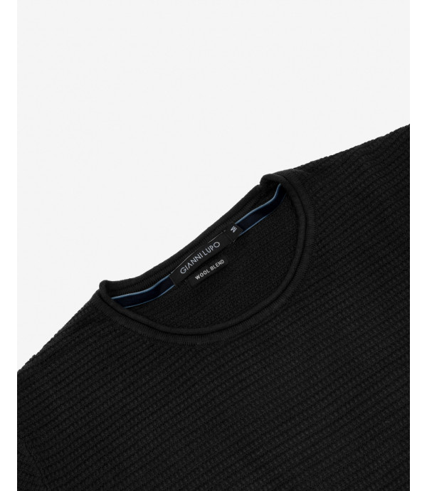 Horizonal patterned sweater in black