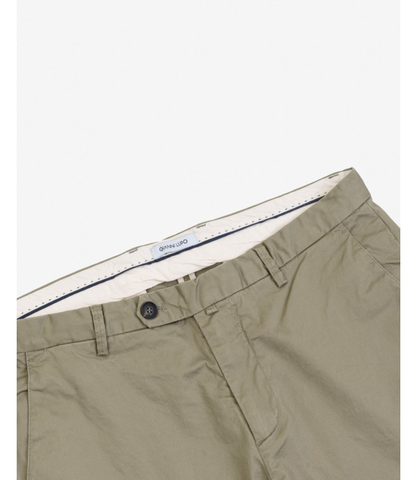 Chinos basico con dettagli sartoriali