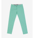 Chinos basico con dettagli sartoriali