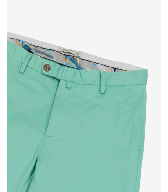 Chinos basico con dettagli sartoriali