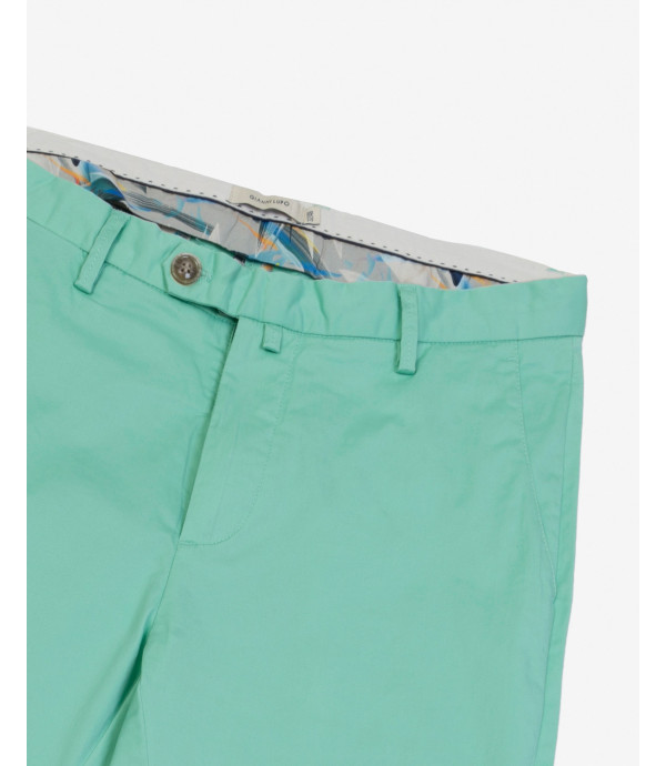 Chinos basico con dettagli sartoriali