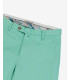 Chinos basico con dettagli sartoriali