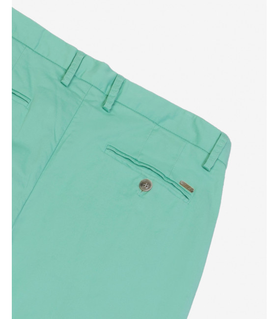Chinos basico con dettagli sartoriali