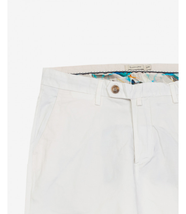 Chinos basico con dettagli sartoriali