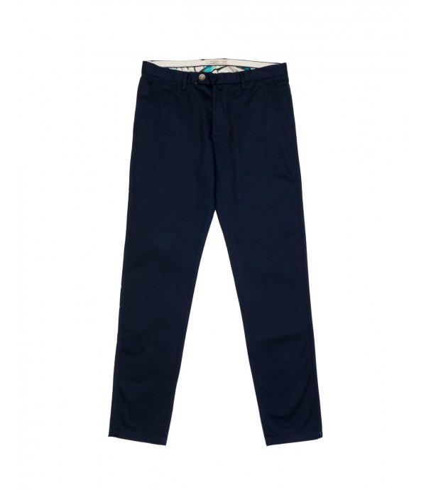 Chinos basico con dettagli sartoriali