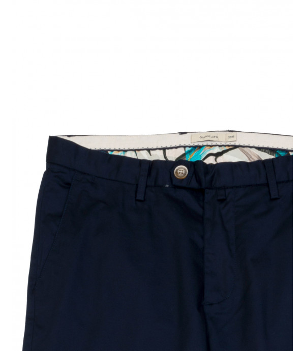 Chinos basico con dettagli sartoriali