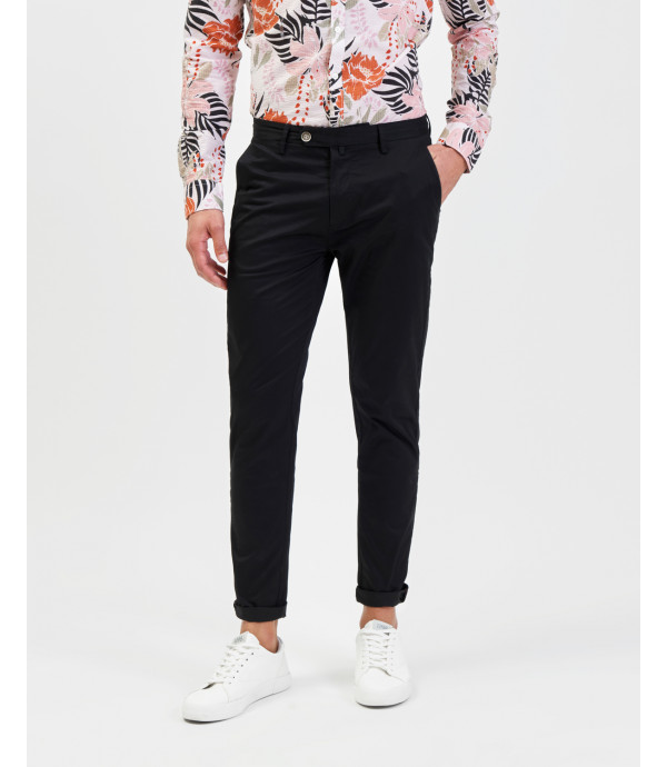 Chinos basico con dettagli sartoriali