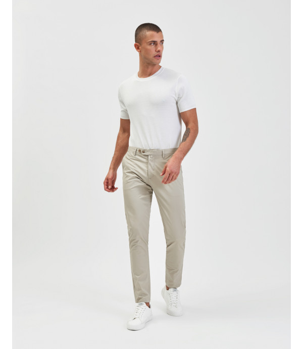 Chinos basico con dettagli sartoriali