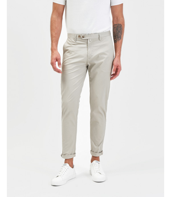 Chinos basico con dettagli sartoriali
