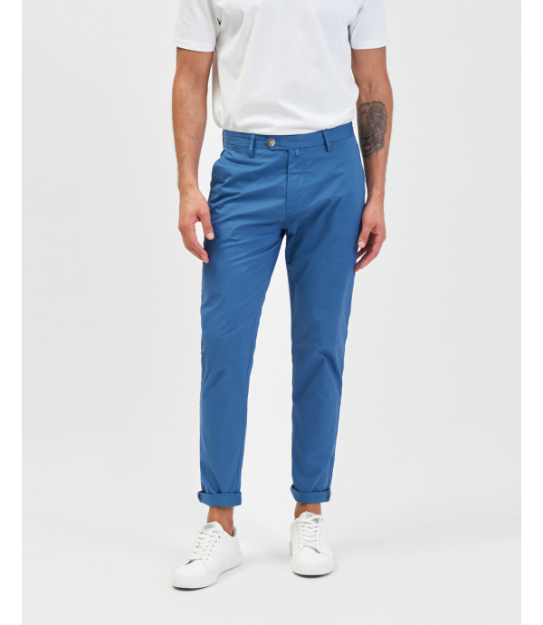 Chinos basico con dettagli sartoriali