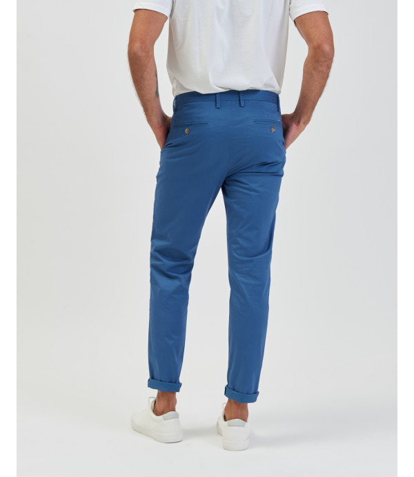 Chinos basico con dettagli sartoriali