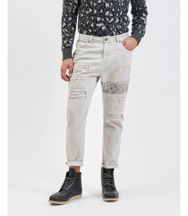 Jeans Grant carrot fit con rotture e patch in bianco