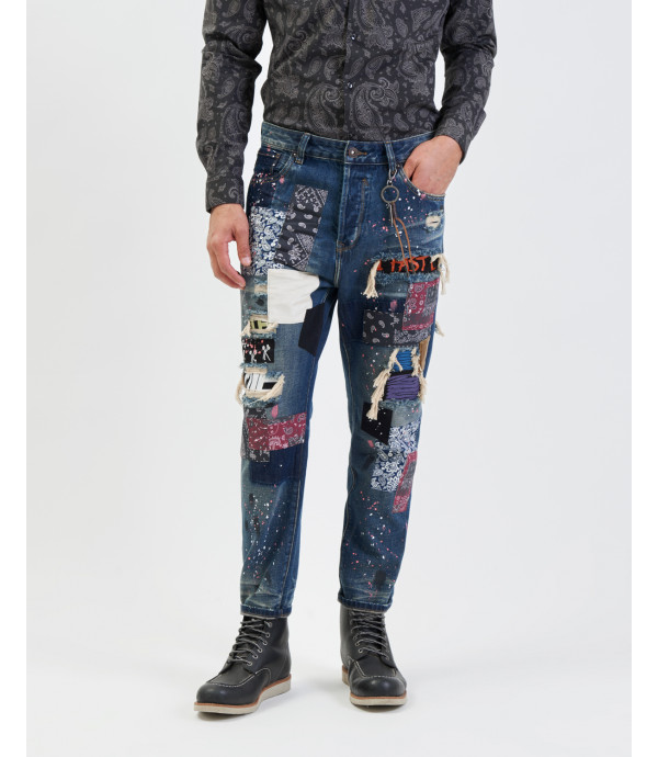 Jeans Mike carrot fit con patch e schizzi di vernice all over
