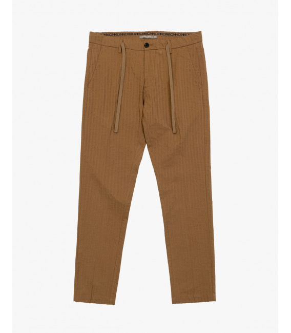 Pantaloni slim fit a righe a contrasto tonale