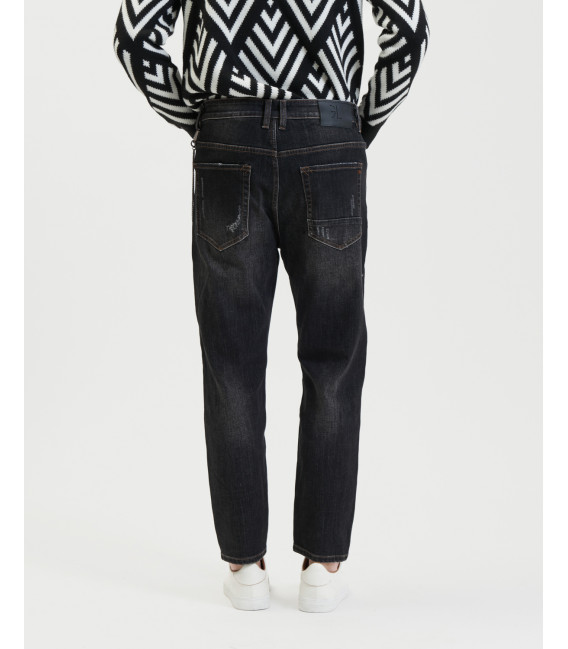 MIKE95 carrot cropped jeans with rips in black