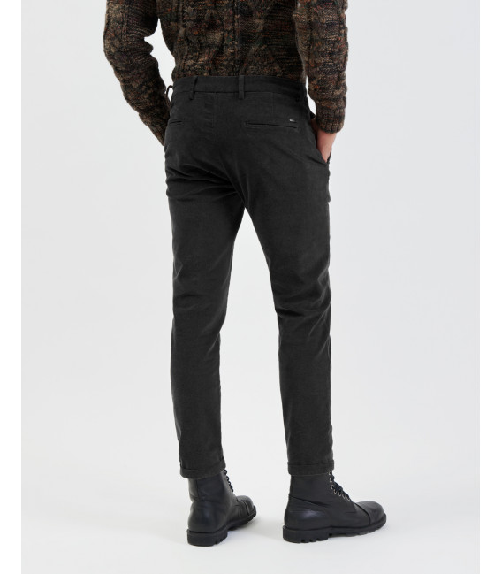 Pantaloni slim fit in velluto a coste