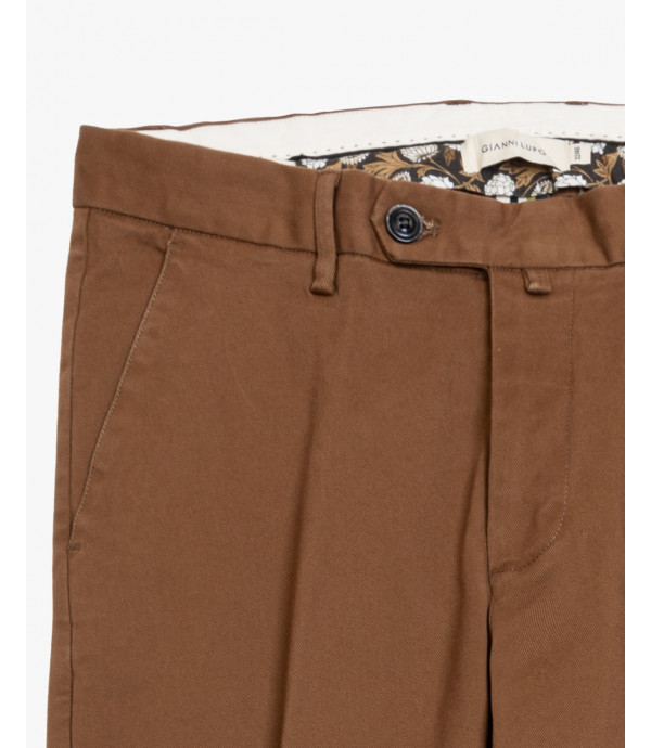 Chinos basico con dettagli sartoriali