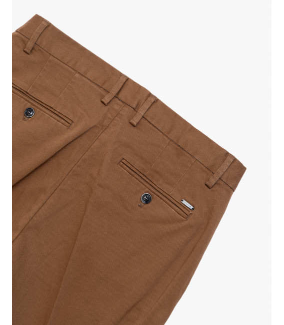 Basic chinos with sartorial details