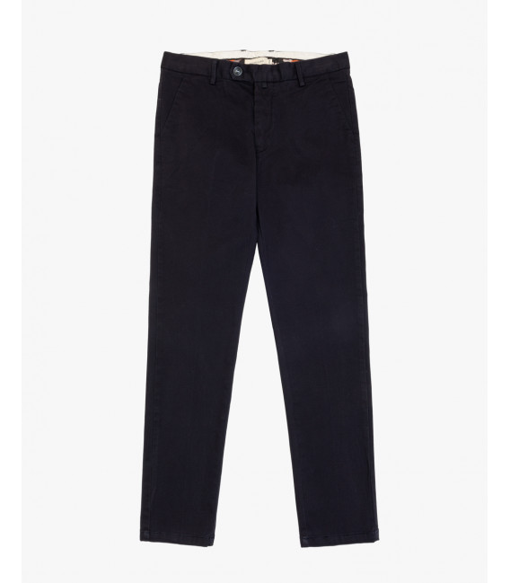 Chinos basico con dettagli sartoriali