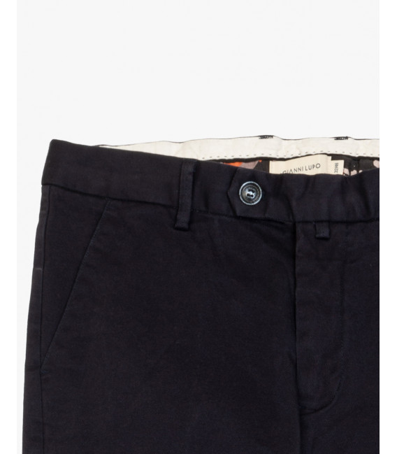 Chinos basico con dettagli sartoriali