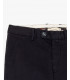 Chinos basico con dettagli sartoriali
