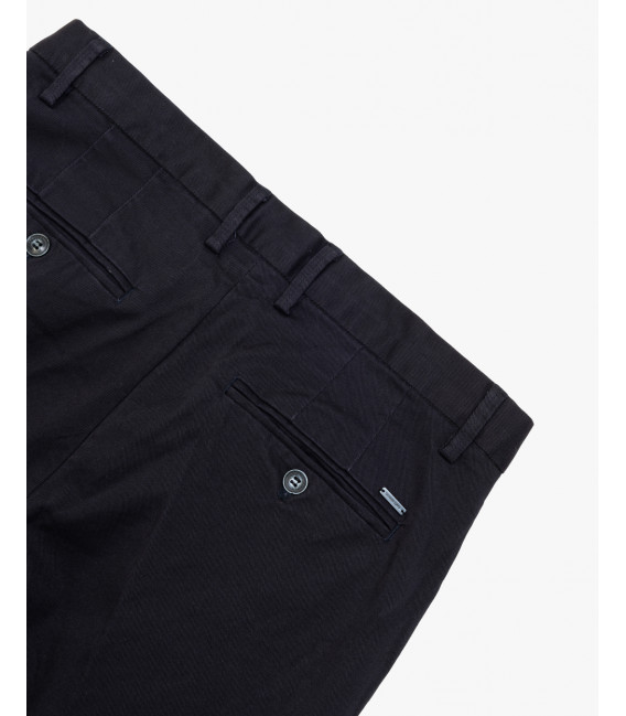Chinos basico con dettagli sartoriali