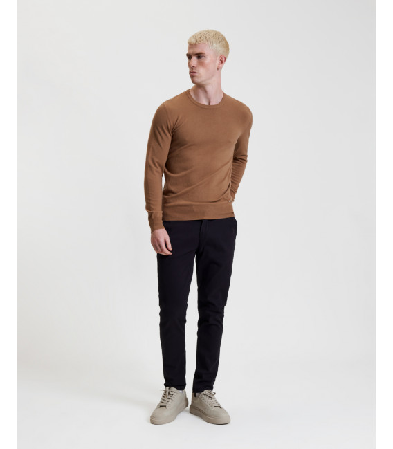 Chinos basico con dettagli sartoriali