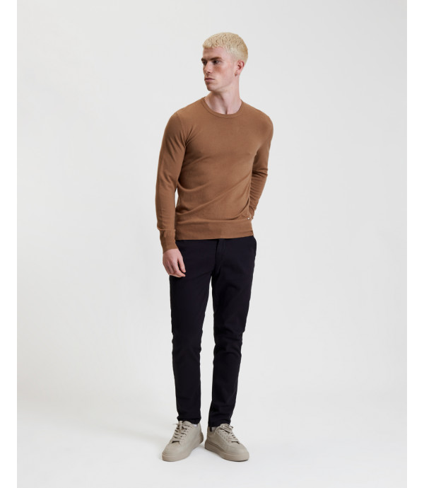 Chinos basico con dettagli sartoriali