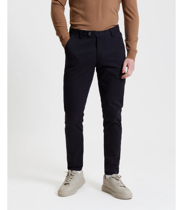 Chinos basico con dettagli sartoriali