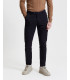 Chinos basico con dettagli sartoriali