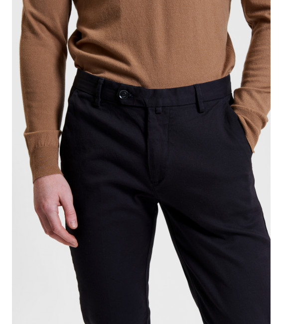 Chinos basico con dettagli sartoriali
