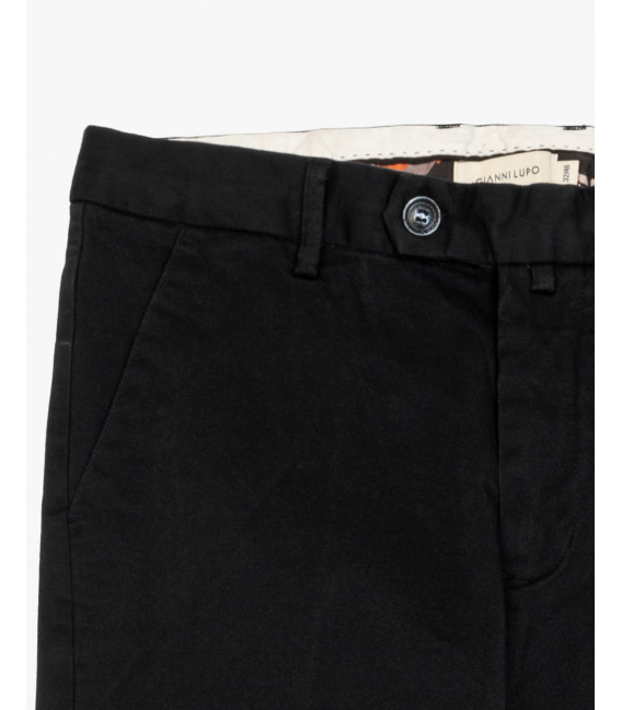 Basic chinos with sartorial details