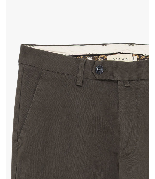 Chinos basico con dettagli sartoriali