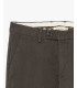 Chinos basico con dettagli sartoriali