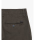 Chinos basico con dettagli sartoriali