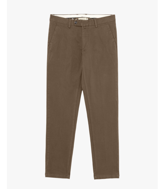 Chinos basico con dettagli sartoriali