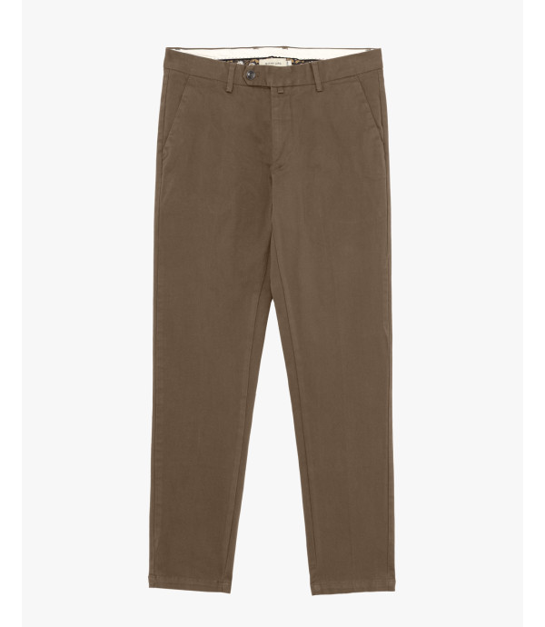 Chinos basico con dettagli sartoriali