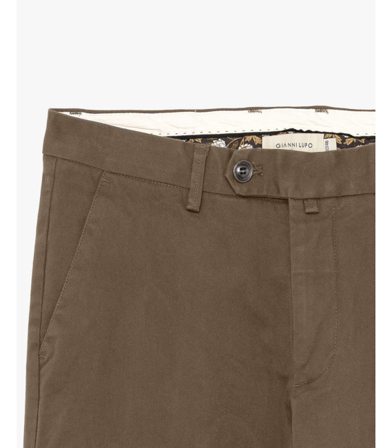 Chinos basico con dettagli sartoriali