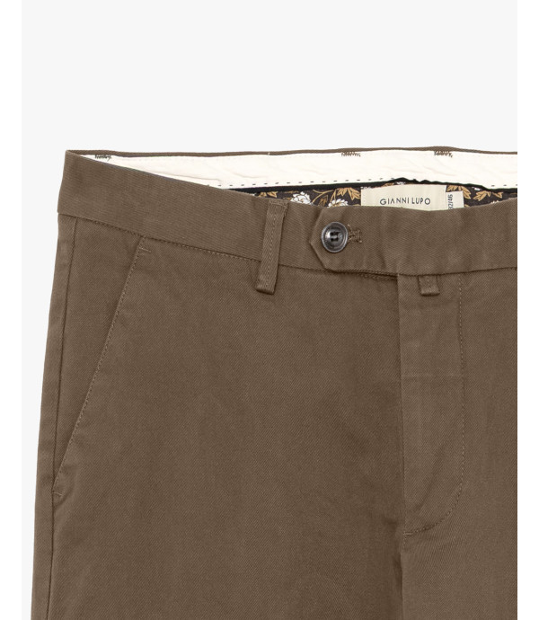 Chinos basico con dettagli sartoriali