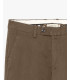 Chinos basico con dettagli sartoriali