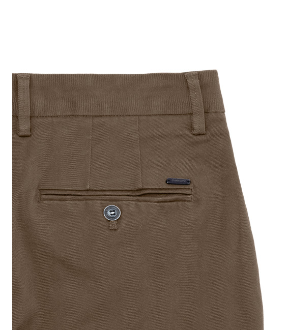 Chinos basico con dettagli sartoriali