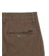 Chinos basico con dettagli sartoriali