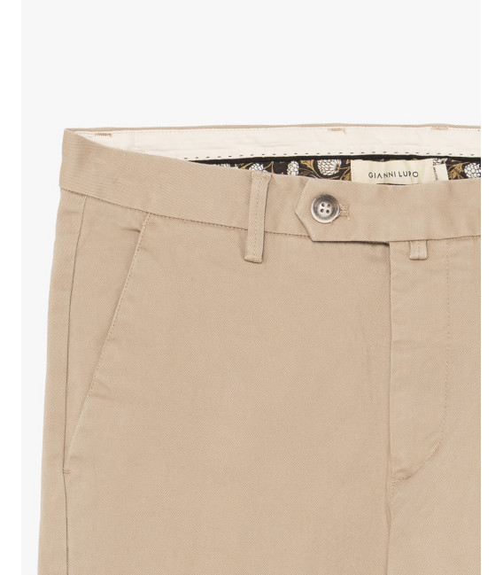 Chinos basico con dettagli sartoriali