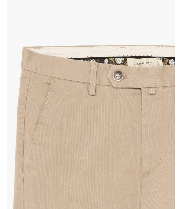 Chinos basico con dettagli sartoriali