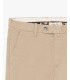 Chinos basico con dettagli sartoriali