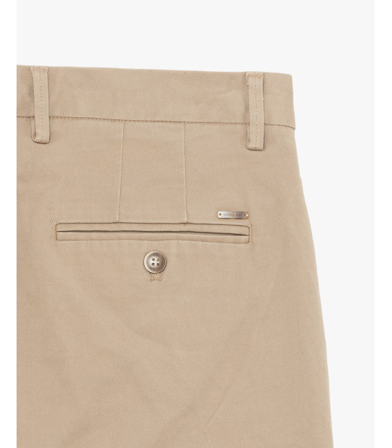 Chinos basico con dettagli sartoriali