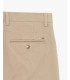 Chinos basico con dettagli sartoriali