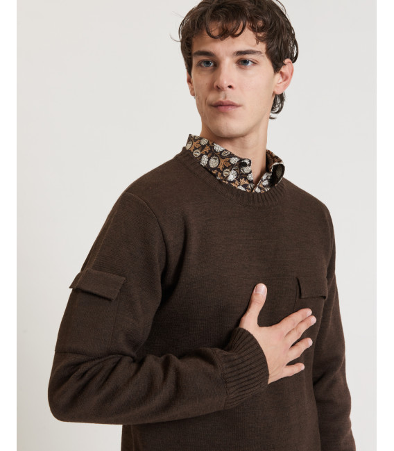 Maglia girocollo in misto lana con taschino sul petto e dettaglio sulla manica