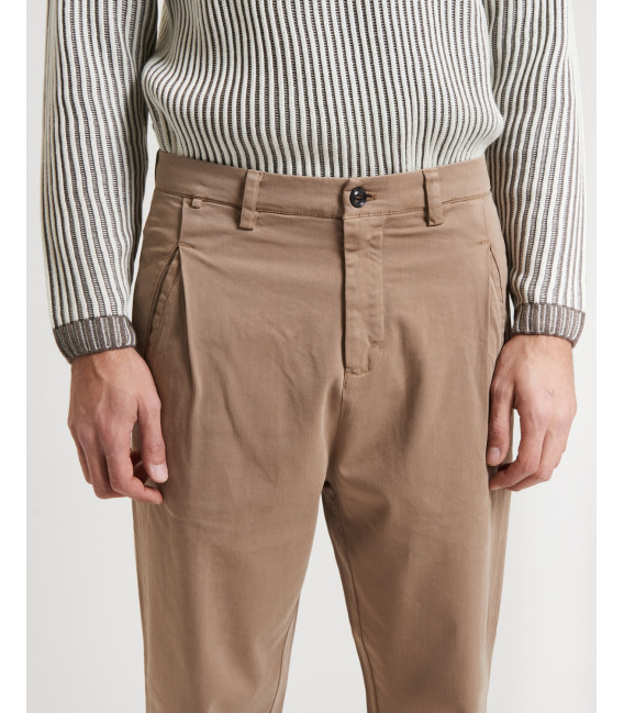 Carrot fit trousers